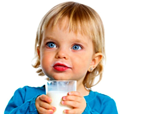 Աղջիկը կաթ է խմում